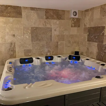 Prive Et Cinema A Apartment *